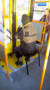 Cum combate un bătrân constănţean „tineretul din ziua de azi” care nu-i dă loc în autobuz: vine cu scaunul de acasă!
